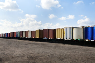 Reihe von Frachtcontainern gegen den Himmel - CAVF09778