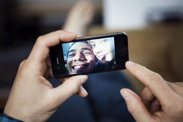 Ausgeschnittenes Bild eines Mannes, der ein Selfie mit einer Frau macht - CAVF10042