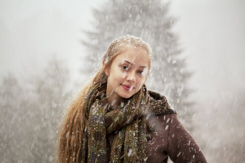Porträt einer glücklichen Frau im Wald im Winter - CAVF10079