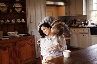 Mann küsst Freundin in der Küche - CAVF10188