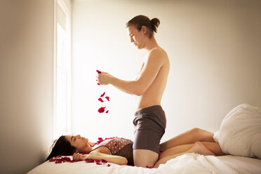 Mann wirft Rosenpatel auf Freundin im Schlafzimmer - CAVF10198