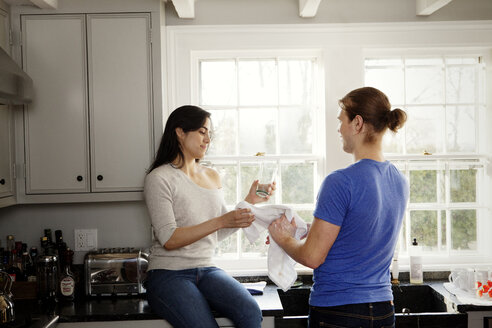 Ehepaar wäscht Geschirr in der Küche zu Hause - CAVF10211