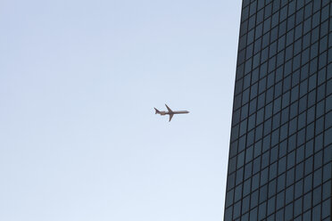 Flugzeug bei klarem Himmel - CAVF10261