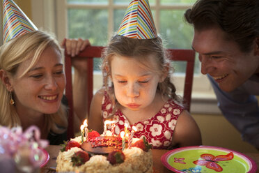 Parents celebrating daughter birthday at home - CAVF10341