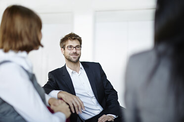 Business people talking in office - CAIF19443