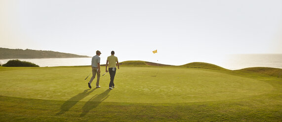 Männer auf dem Golfplatz - CAIF19476