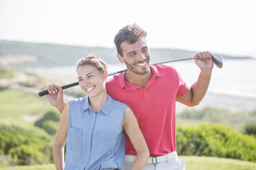 Glückliches Paar auf dem Golfplatz - CAIF19496