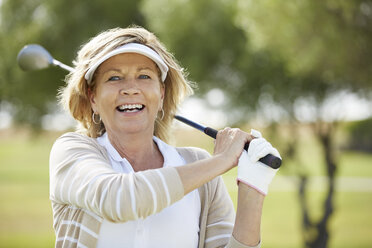 Ältere Frau spielt Golf auf dem Platz - CAIF19499