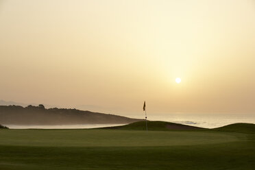 Sonnenuntergang über Meer und Golfplatz - CAIF19556