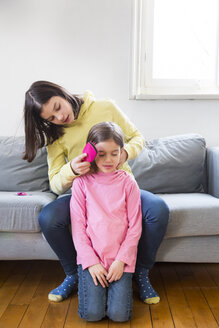 Mädchen bürstet ihrer Schwester die Haare - LVF06791