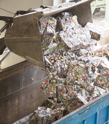 Schaufel kippt recycelte Bündel in die Tonne - CAIF19576