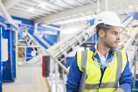 Arbeiter in der Fabrik stehend, lizenzfreies Stockfoto