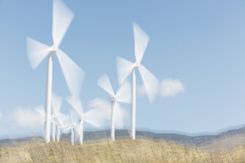 Windräder drehen sich in der ländlichen Landschaft - CAIF19648