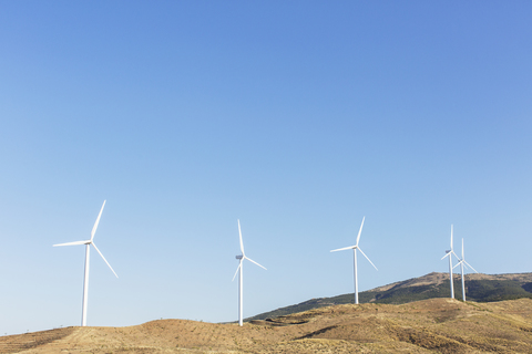 Windräder drehen sich in der ländlichen Landschaft, lizenzfreies Stockfoto