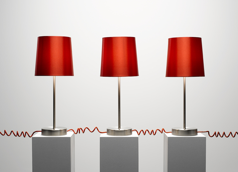 Rote Lampen, verbunden durch rote Schnüre, lizenzfreies Stockfoto