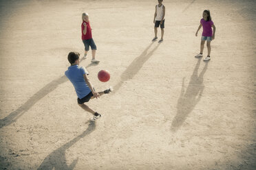 Kinder spielen mit Fußball im Sand - CAIF19806