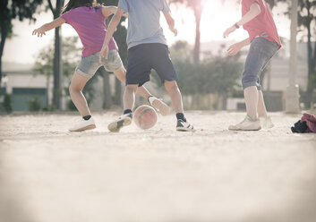 Kinder spielen mit Fußball im Sand - CAIF19813