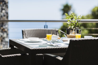Frühstück am luxuriösen Esstisch auf der Terrasse mit Blick aufs Meer - CAIF19863