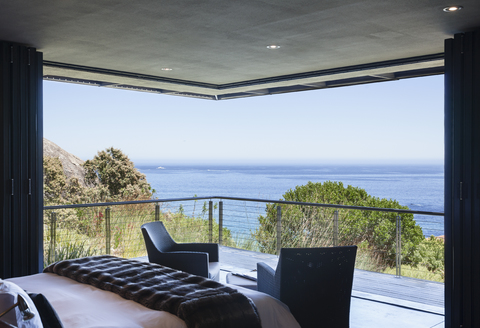 Luxuriöses Schlafzimmer und Balkon mit Meerblick, lizenzfreies Stockfoto