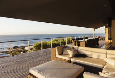 Sofa und Tisch auf der luxuriösen Terrasse mit Blick aufs Meer - CAIF19882