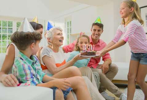 Familie feiert den Geburtstag einer älteren Frau - CAIF19910