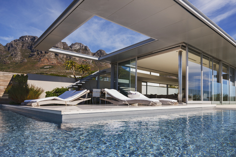 Schwimmbad und Terrasse vor dem modernen Haus, lizenzfreies Stockfoto