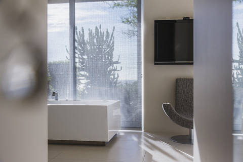 Badewanne im modernen Badezimmer, lizenzfreies Stockfoto