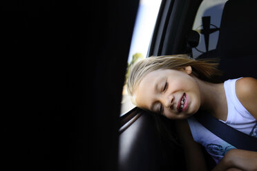 Mädchen schläft im Auto sitzend - CAVF10426