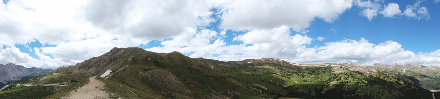 Panoramablick auf die Berge des Loveland Passes bei bewölktem Himmel - CAVF10451