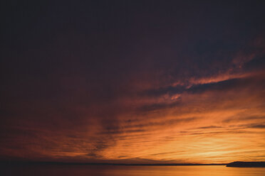 Blick auf das Meer gegen den bewölkten Himmel bei Sonnenuntergang - CAVF10461