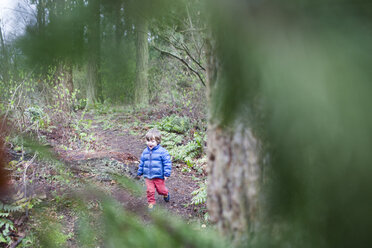 Hohe Winkel Ansicht des glücklichen Jungen zu Fuß im Wald - CAVF10530