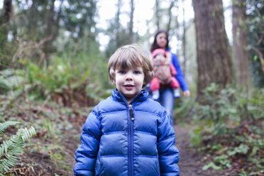 Porträt eines im Wald stehenden Jungen - CAVF10531