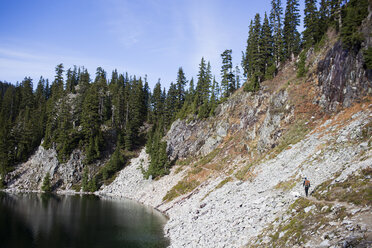 Fernblick auf Wanderer und Hund, die auf dem Berg am Snow Lake spazieren gehen - CAVF10589