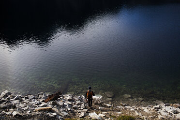 Hochformatige Ansicht von Hund und Wanderer am Snow Lake - CAVF10590