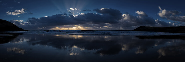 Vereinigtes Königreich, Pembrokeshire, Manorbier Beach bei Sonnenuntergang - ALRF01009