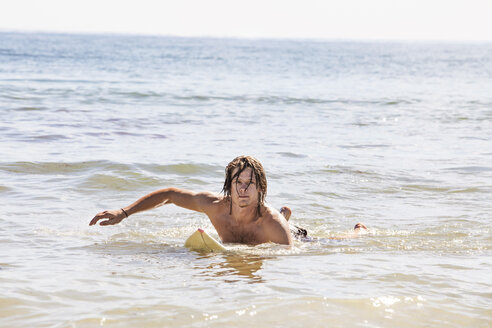 Porträt eines Mannes beim Surfen auf dem Meer - CAVF10605