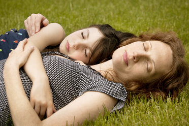 Girl sleeping with mother at backyard - CAVF10708