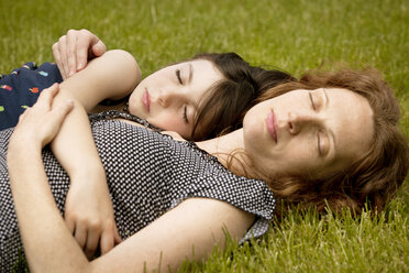 Mädchen schläft mit Mutter im Hinterhof - CAVF10708