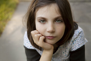 Porträt eines Mädchens mit Hand am Kinn - CAVF10728