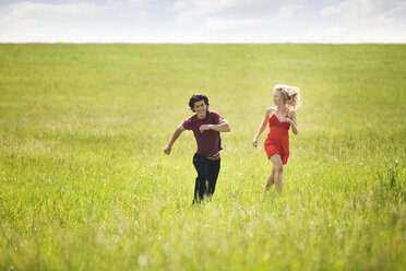 Paar läuft auf grasbewachsenem Feld - CAVF10741