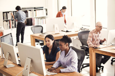 Geschäftsleute, die im Büro arbeiten - CAVF10823