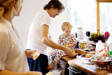 Familie bei der Zubereitung einer Mahlzeit in der Küche - CAVF10855