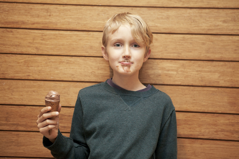 Porträt eines niedlichen Jungen mit Eis, lizenzfreies Stockfoto