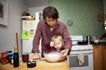 Der Vater hilft dem Sohn beim Kochen zu Hause - CAVF10938
