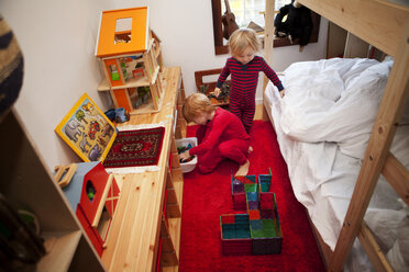 Kinder ordnen Spielzeug im Schlafzimmer - CAVF10941