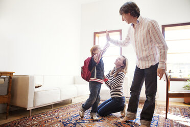 Glückliche Familie im Wohnzimmer - CAVF10967