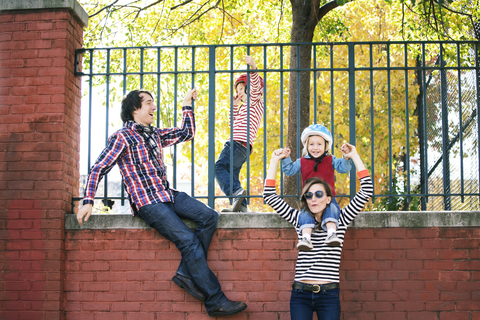 Familie genießt am Zaun an der Stützmauer, lizenzfreies Stockfoto