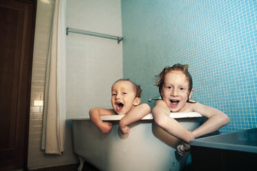 Porträt von Kindern in der Badewanne - CAVF10999