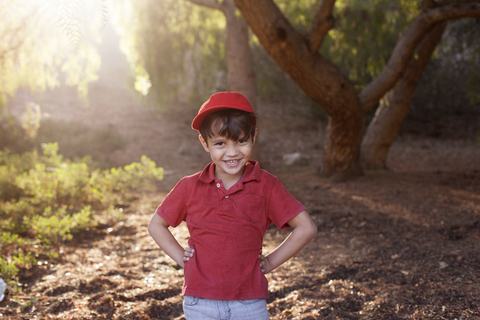 Porträt eines glücklichen Jungen auf einem Feld, lizenzfreies Stockfoto