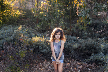 Porträt eines Mädchens im Wald stehend - CAVF11011